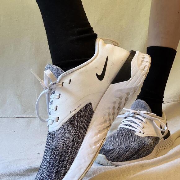 Nike flyknit running sneaker white and black running shoes - Picture 6 of 7